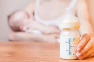 Breastfeeding vs. Formula: Feeding and the Impact on Infant Sleep