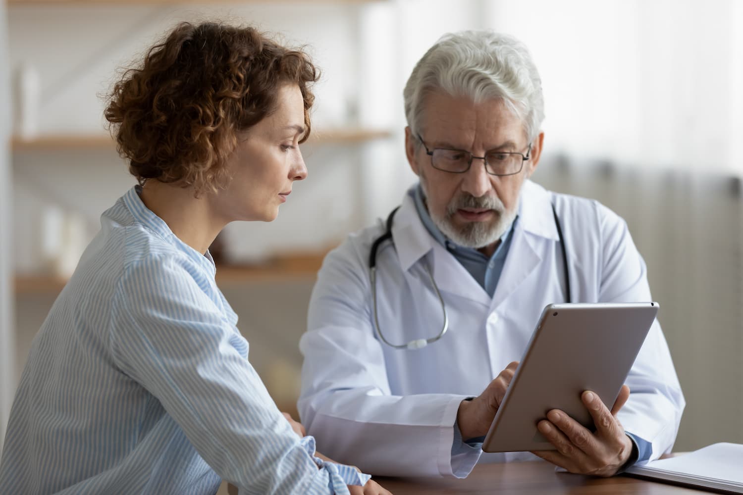 A woman consults her doctor to recieve a mallampati score