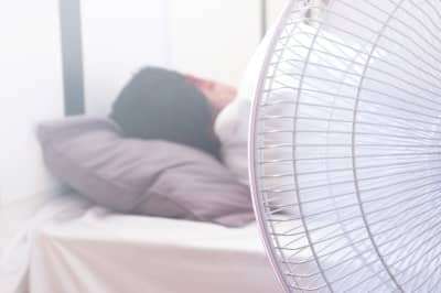 How does one adjust their room temperature to sleep well ?