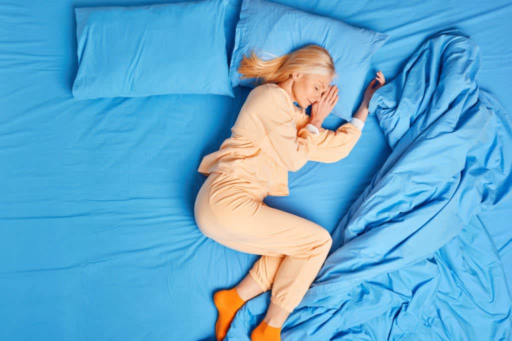 https://media.sleepdoctor.com/images/f_auto,q_auto:eco/v1675289972/thesleepdoctor-com/Blonde-woman-sleeps-peacefully-on-side-in-bed-scaled-1/Blonde-woman-sleeps-peacefully-on-side-in-bed-scaled-1.jpg?_i=AA